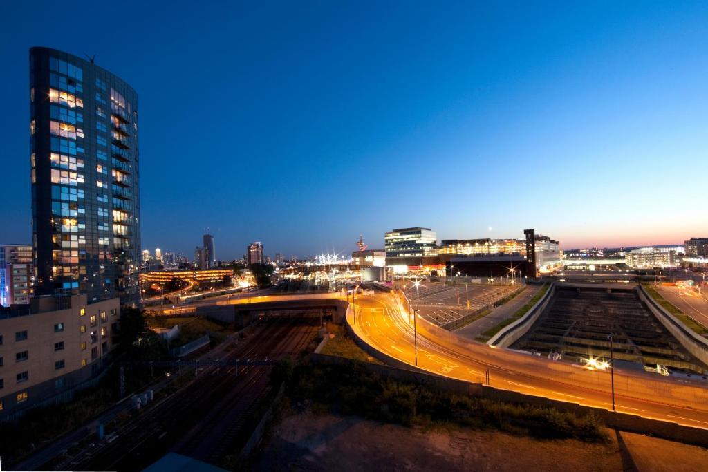 Marlin Apartments Stratford Лондон Экстерьер фото